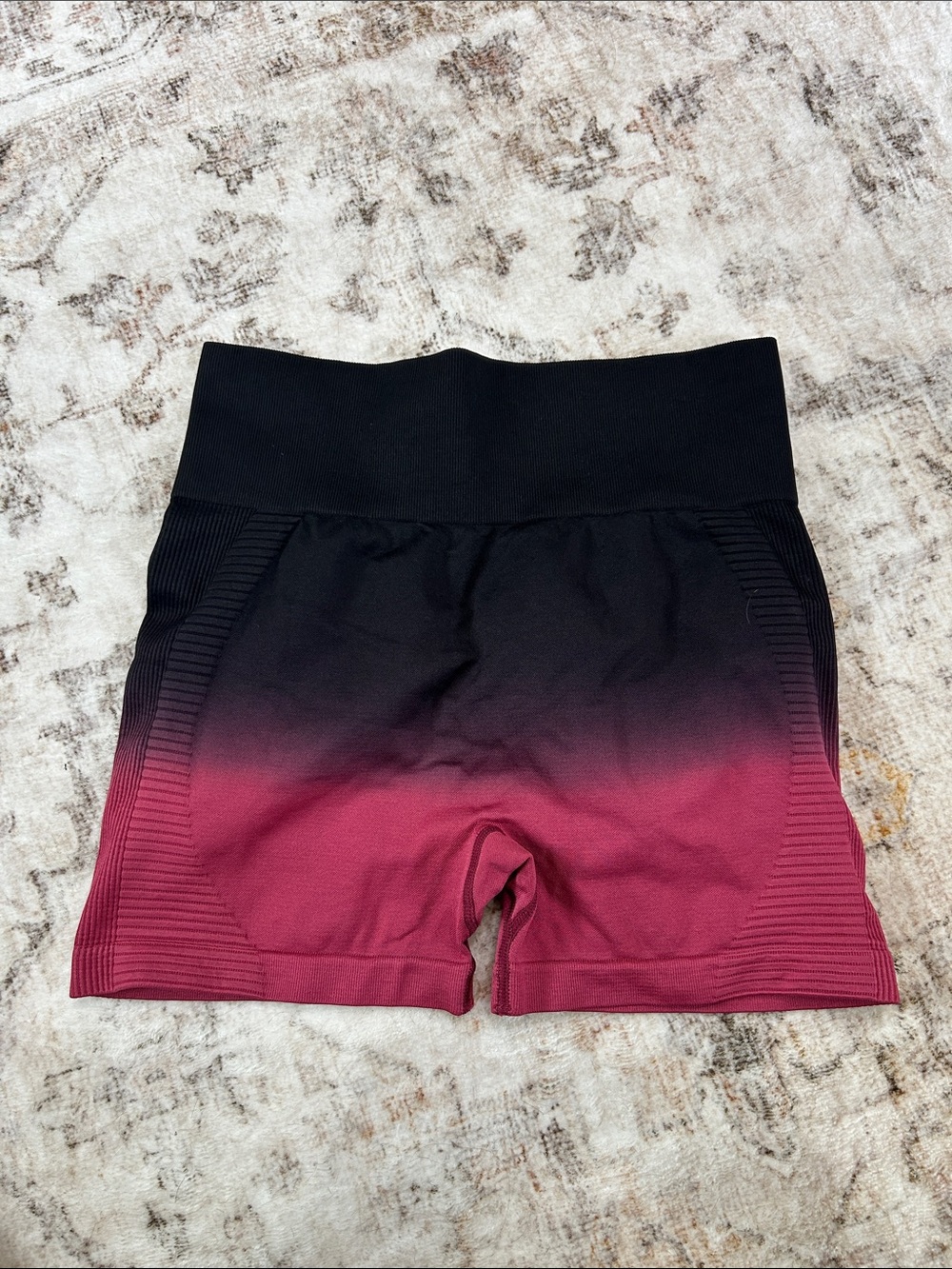 Seamless Ombre High-Waist Women's Shorts - Black to Berry